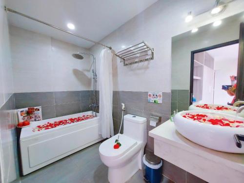 a bathroom with a sink and a toilet and a tub at Green Star Hotel in Ho Chi Minh City