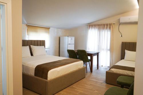 een hotelkamer met een bed en een tafel met stoelen bij DelMar Hotel-Apart in Golem