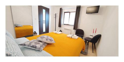 Ένα ή περισσότερα κρεβάτια σε δωμάτιο στο R&B Guest House