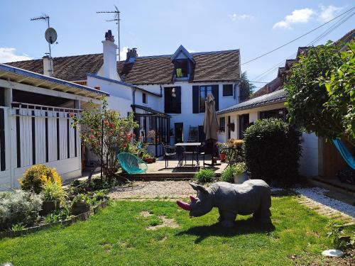 une statue d'âne dans la cour d'une maison dans l'établissement La campagne à la ville..., à Beauvais