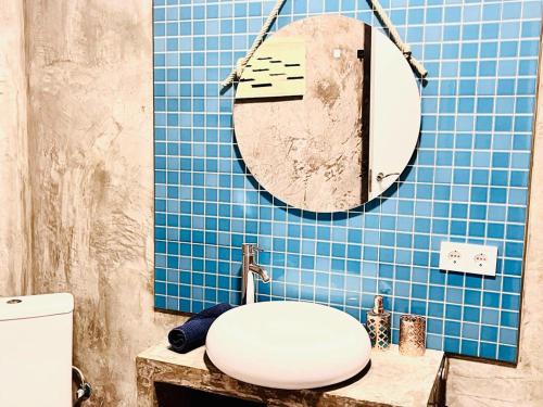 馬德里的住宿－Moderno apartamento 2habitaciones Avda América，蓝色瓷砖浴室设有卫生间和镜子