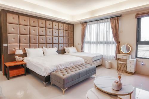 花蓮市的住宿－漫公館-烏曼斯的天空，一间带两张床和一张沙发的卧室