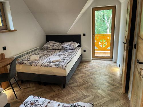 SkopanieにあるDomki : Franek, Tymek,Gabiのベッドルーム1室(ベッド1台付)、窓、ドアが備わります。