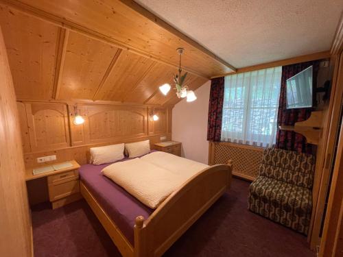 カップルにあるNebanauerの小さなベッドルーム(ベッド1台、窓付)