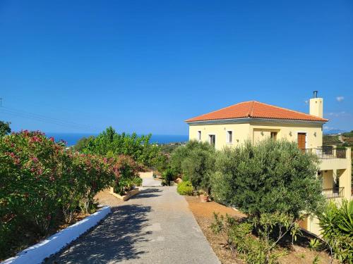 a road leading to a house with trees and bushes at Villa Farangi in Gállos