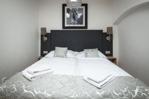 Una cama o camas en una habitación de Charles Bridge Hostel & Apartments