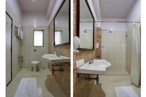 ein Bad mit 2 Waschbecken und einer Dusche in der Unterkunft Accord Hotel in Mumbai