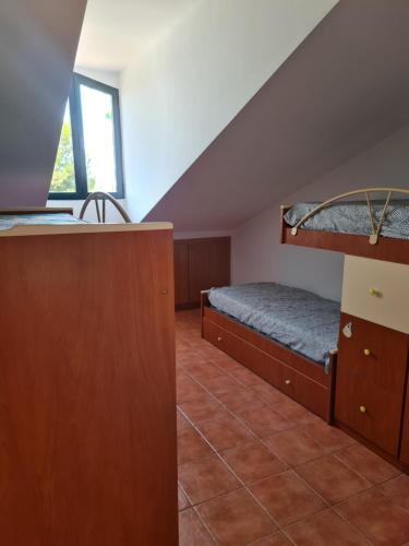 Cette chambre comprend 2 lits superposés et une fenêtre. dans l'établissement VILLA HOPE CALASPARRA, à Valentín