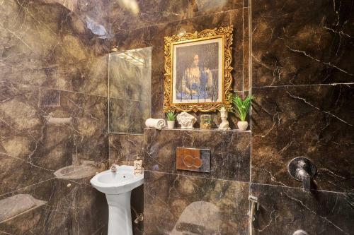 Ванная комната в StayVista's Royal Crest - Mountain-View Villa with Terrace Garden & Indoor Games