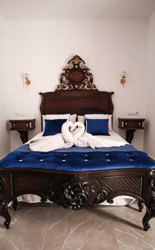 a bedroom with a bed with a wooden headboard at CASA DE LA SEÑORA in Palma del Río