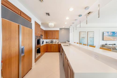 Een keuken of kitchenette bij Beach Front Residence 108 located at The Ritz-Carlton