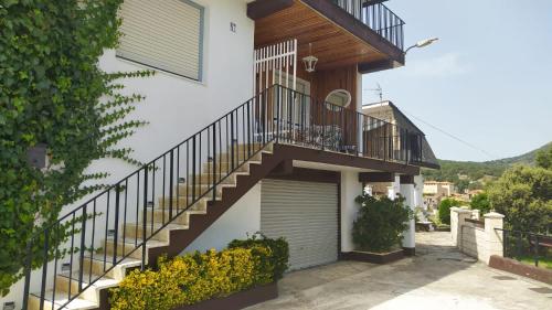 Una escalera que conduce a una casa en Chalet Camino Verde, 