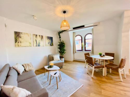 ein Wohnzimmer mit einem Sofa und einem Tisch in der Unterkunft Home Cinema - Balcony - Wi-Fi & Streams in Magdeburg