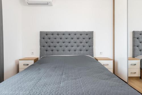 1 dormitorio con 1 cama y 2 mesitas de noche en K - Residence 16, en Varna