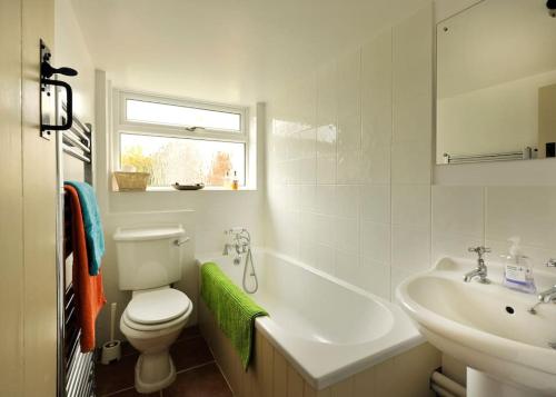 Kúpeľňa v ubytovaní Period Cottage near Suffolk Coast and Forest