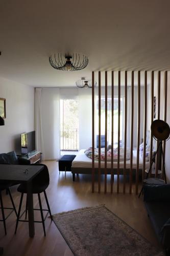 1 dormitorio con 1 cama con cuna de madera en Luxus Apartment in Burghausen, en Burghausen