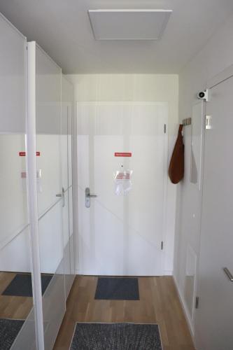 baño con ducha y puerta de cristal en Luxus Apartment in Burghausen, en Burghausen