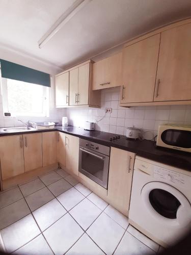 La cuisine est équipée d'un évier et d'un lave-vaisselle. dans l'établissement Self catering flat, à Rotherham