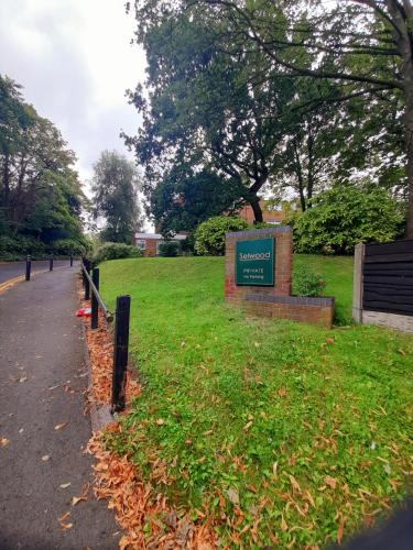een park met een bord in het gras bij Self catering flat in Rotherham