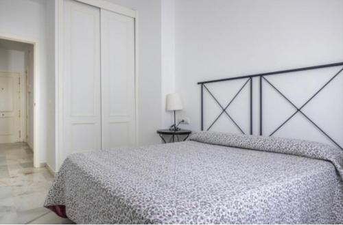 una camera con un letto e una parete bianca di Zahara 3 minutos playa a Zahara de los Atunes