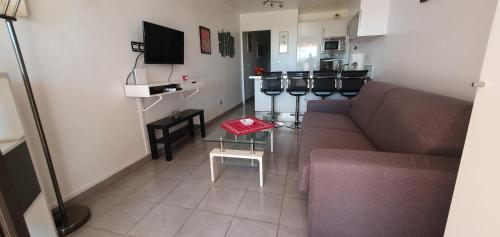 un salon avec un canapé et une table dans l'établissement Residence Egee, à Cannes