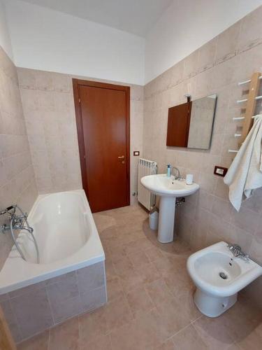 a bathroom with a tub and a toilet and a sink at Casa al Passaggio in Bettona