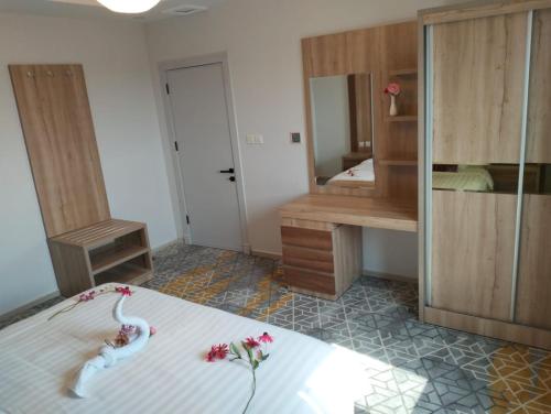 Llit o llits en una habitació de GOLDEN NEW UMU ALQURAA Hotel