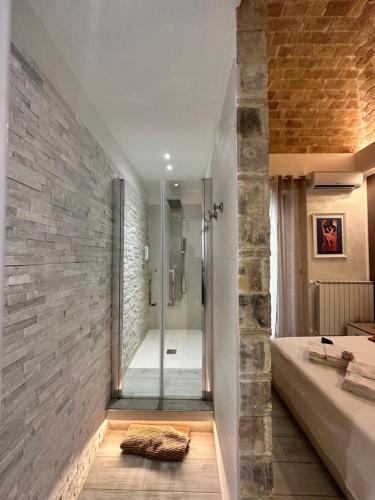 Łazienka z kamienną ścianą i prysznicem w obiekcie B & B Via Cavour w mieście Termoli