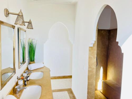 馬拉喀什的住宿－LE JASMIN DE MARRAKECH，一间带水槽和镜子的浴室