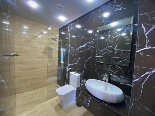 塞萬的住宿－Black Diamond Sevan，浴室配有卫生间、盥洗盆和淋浴。