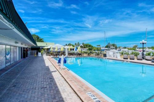 Πισίνα στο ή κοντά στο Waterfront, Pool, Tiki Bar & Grill, Gym, location!