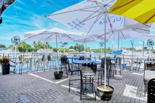 Εστιατόριο ή άλλο μέρος για φαγητό στο Waterfront, Pool, Tiki Bar & Grill, Gym, location!