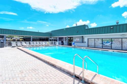 Πισίνα στο ή κοντά στο Waterfront, Pool, Tiki Bar & Grill, Gym, location!