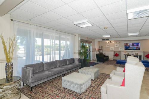 Χώρος καθιστικού στο Waterfront, Pool, Tiki Bar & Grill, Gym, location!