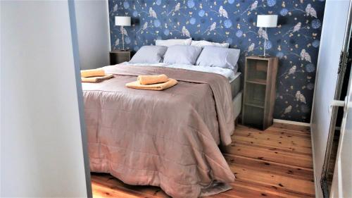 a bedroom with a bed with two towels on it at Saunallinen kaksio, asunto Kolin Kolo in Kolinkylä