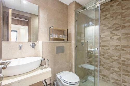 een badkamer met een wastafel, een toilet en een douche bij Confort et élégance, résidence Menara garden in Marrakesh