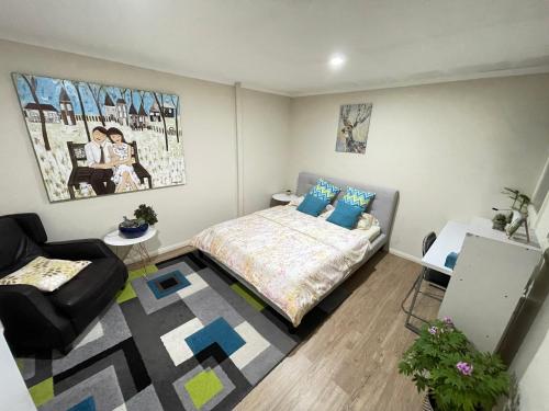 1 dormitorio pequeño con 1 cama y 1 sofá en Comfortable homestay, en Clayton North