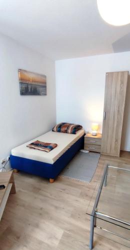 1 dormitorio con 1 cama en la esquina de una habitación en Zur Elster 1, en Plauen