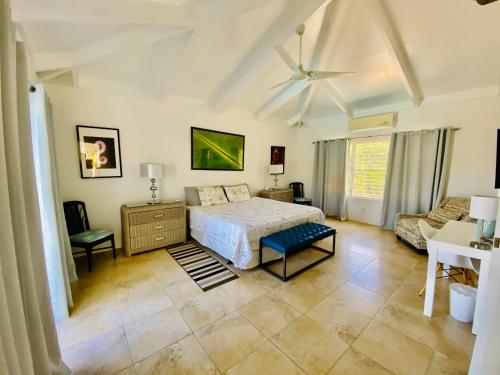 1 dormitorio con 1 cama y sala de estar en Hidden Valley Villa en Teagues Bay