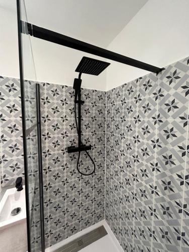 une douche avec pommeau de douche dans une salle de bain dans l'établissement Joyau historique 101, à Aurillac