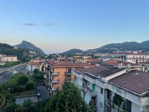 uma vista para uma cidade com edifícios e uma estrada em A Casa di Anna: appartamento in centro storico em San Pietro