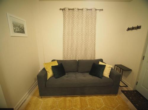 Cozy 1 bedroom centrally located – Photos 2