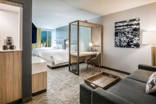 ein Hotelzimmer mit einem Bett und einem Schreibtisch in der Unterkunft SpringHill Suites by Marriott Jackson Hole in Jackson