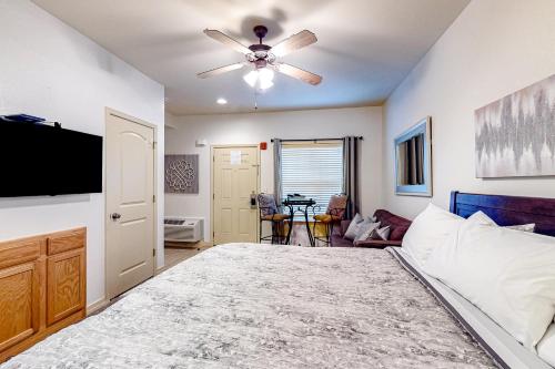 1 dormitorio con 1 cama y ventilador de techo en Wildwood Adventures - Unit B en Branson