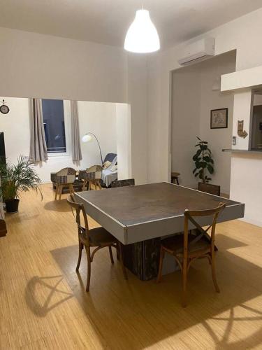 - une grande table de ping-pong dans le salon dans l'établissement Appartement Morgand, à Narbonne