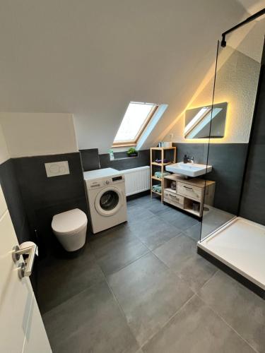 ein Badezimmer mit einem WC und einer Waschmaschine in der Unterkunft Appartment Miami , Nähe Düsseldorf ,Messe ,HBF ,City, Netflix , WIFI, HELIOS Hospital in Krefeld