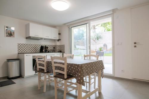 een keuken en eetkamer met een tafel en stoelen bij Le Solaret in Sète