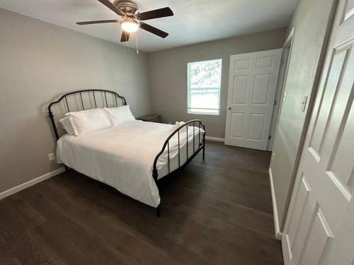 - une chambre avec un lit et un ventilateur de plafond dans l'établissement Parkside B&B, à Farmington