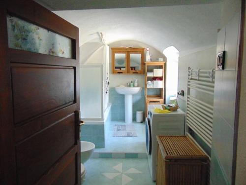 La salle de bains est pourvue d'un lavabo et de toilettes. dans l'établissement Casa ad Issogne chez Piero Vda Issogne-002, à Issogne