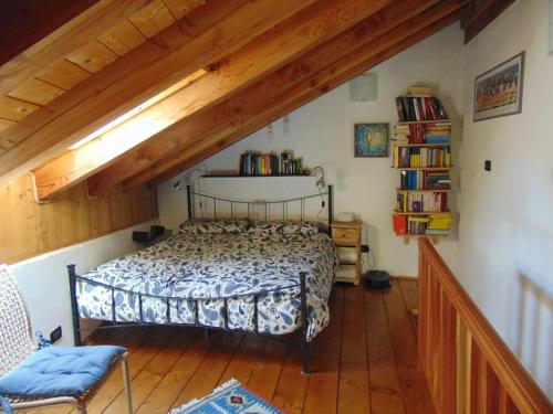 - une chambre avec un lit et une étagère dans l'établissement Casa ad Issogne chez Piero Vda Issogne-002, à Issogne
